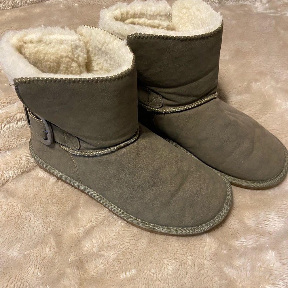 EUC green winter boots